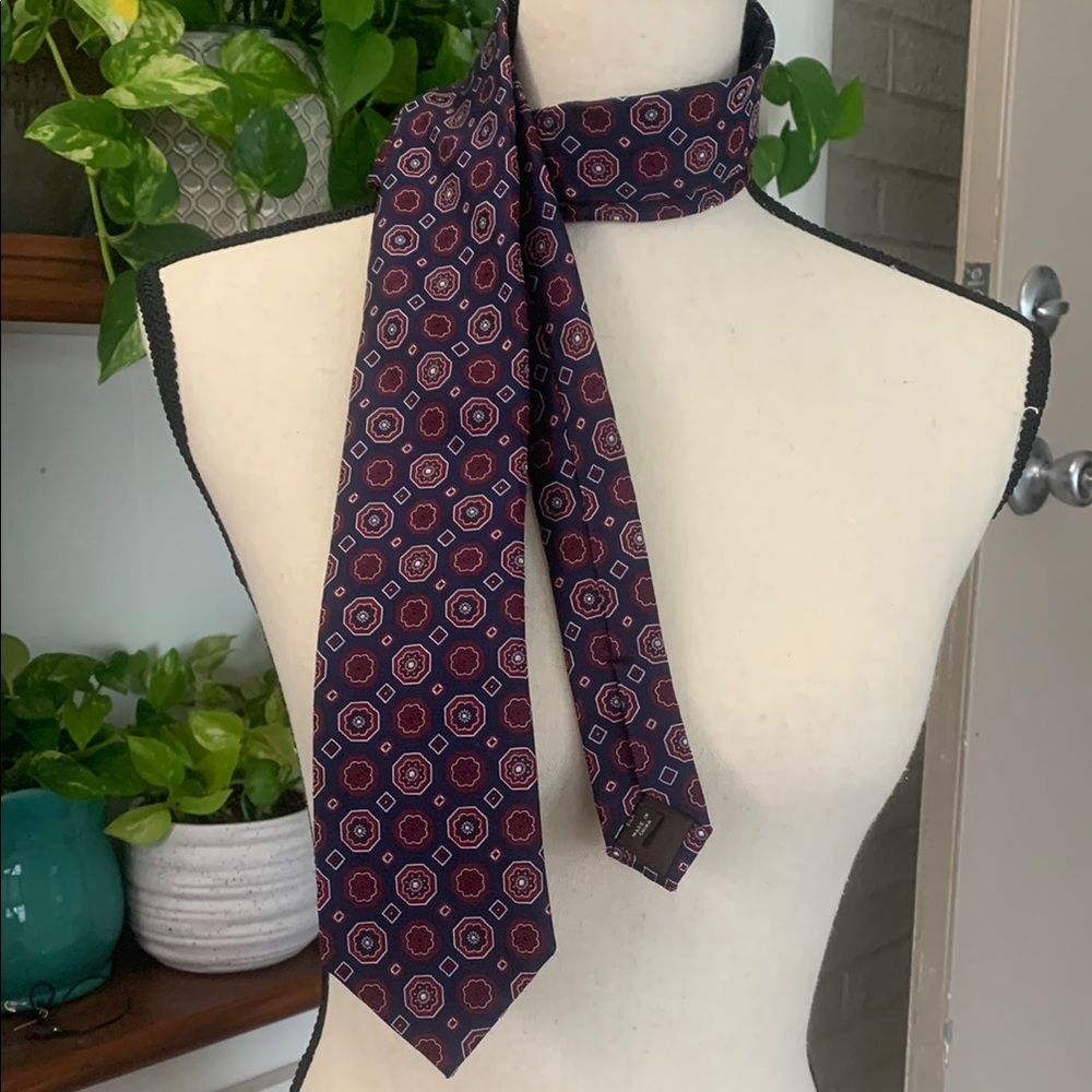 Tasso Elba 100% silk tie Navy with Red geometric medallion pattern EUC 59"L